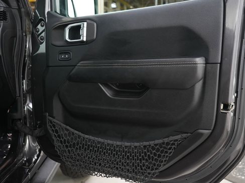 Used 2018 Jeep Wrangler Unlimited Sahara AWD/4WD image 9