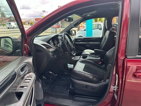 Used 2017 Dodge Grand Caravan SXT w/ Driver Convenience Group FWD image 10