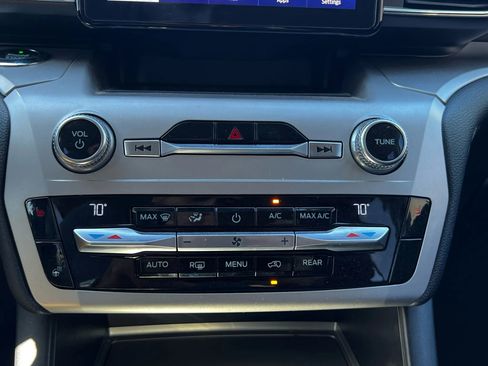Used 2019 Ford Explorer XLT w/ Equipment Group 202A FWD image 18