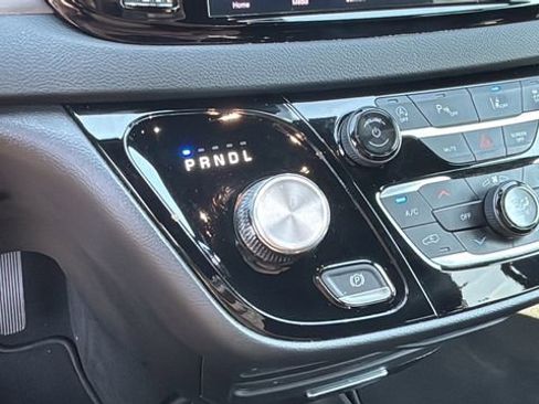 Used 2025 Chrysler Pacifica Select image 29