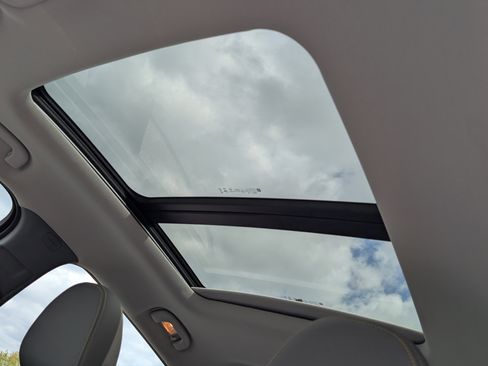 Used 2022 Chevrolet Bolt EUV Premier w/ Launch Edition image 15