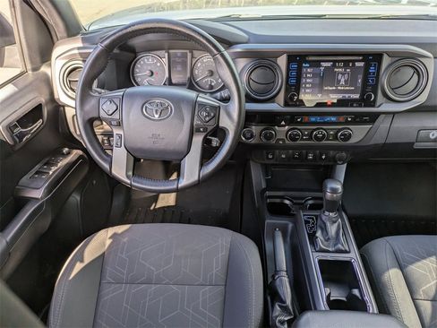 Used 2017 Toyota Tacoma TRD Sport image 12