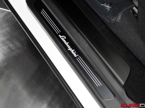 Used 2024 Lamborghini Urus Performante AWD/4WD image 54