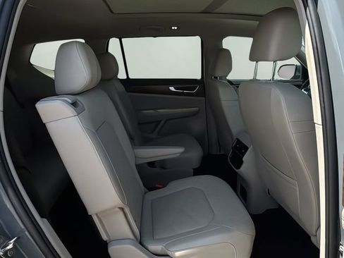 Used 2025 Volkswagen Atlas SE image 12