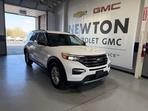 Used 2024 Ford Explorer XLT w/ Equipment Group 202A image 2