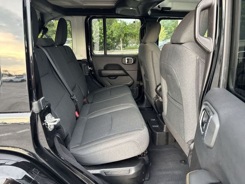 Used 2025 Jeep Wrangler Unlimited Sahara AWD/4WD image 27