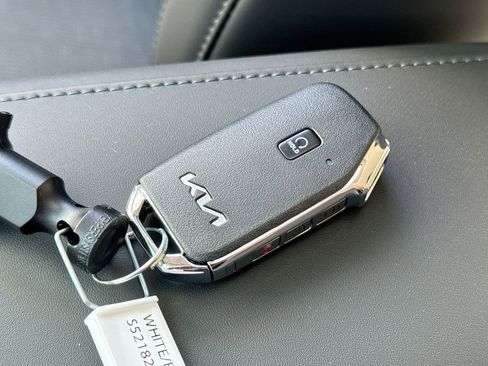 Used 2025 Kia Niro SX Touring image 36