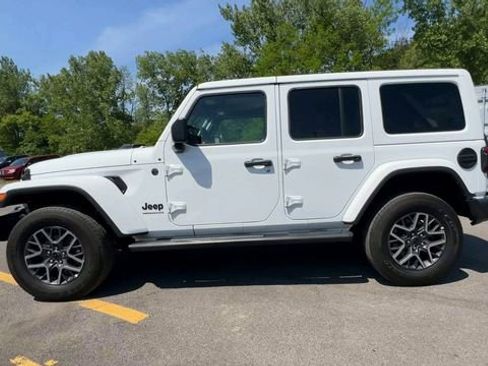 Used 2025 Jeep Wrangler Unlimited Sahara AWD/4WD image 5