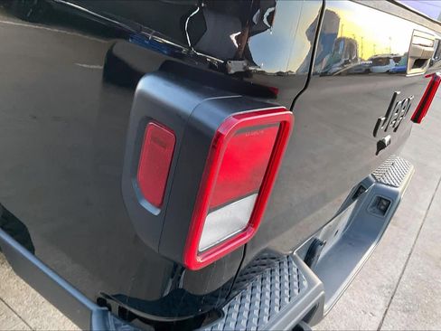 Used 2025 Jeep Gladiator Sport image 27