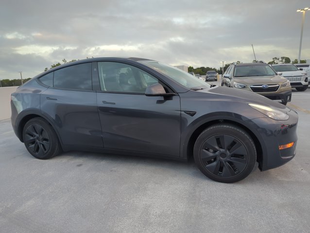 Used 2025 Tesla Model Y Long Range RWD image 4