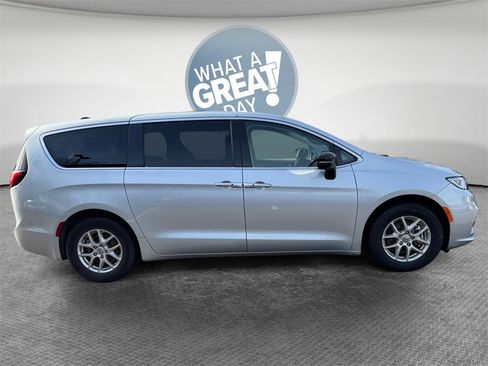 Certified 2024 Chrysler Pacifica Touring-L image 10