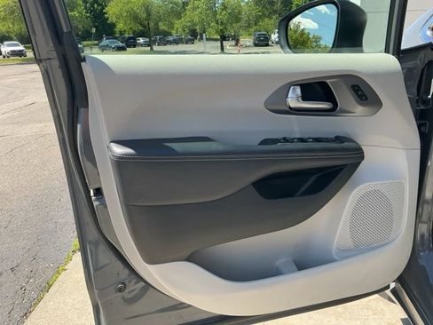 Used 2023 Chrysler Pacifica Touring-L FWD image 15