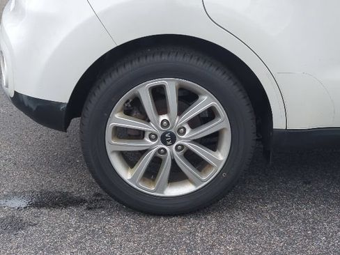 Used 2017 Kia Soul + FWD image 29