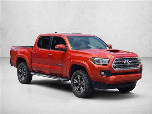 Used 2017 Toyota Tacoma TRD Sport AWD/4WD image 3