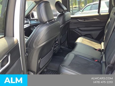 Used 2023 Jeep Grand Cherokee Altitude RWD image 11