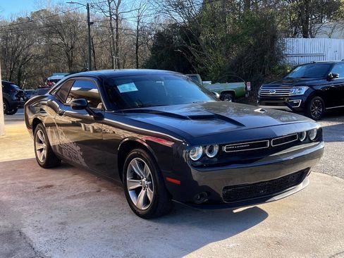 Used 2019 Dodge Challenger SXT image 8