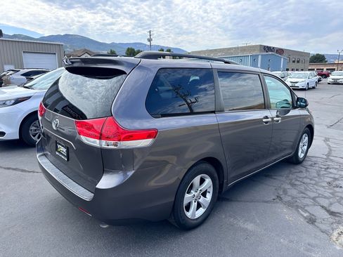 Used 2014 Toyota Sienna LE FWD image 3