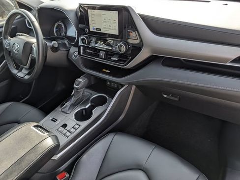 Certified 2025 Toyota Highlander XLE AWD/4WD image 37