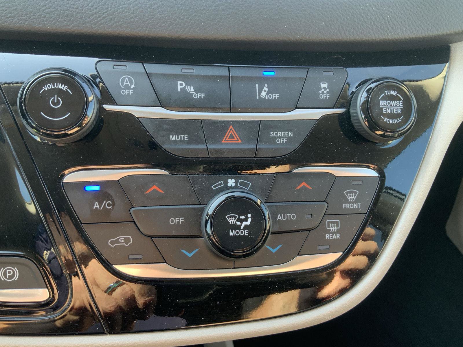 Used 2024 Chrysler Pacifica Touring-L FWD image 38