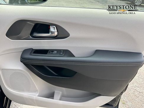 Used 2024 Chrysler Pacifica Select image 22