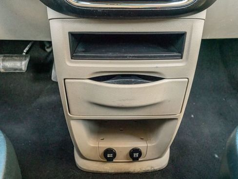 Used 2018 Dodge Grand Caravan SE w/ UConnect Hands-Free Group image 30