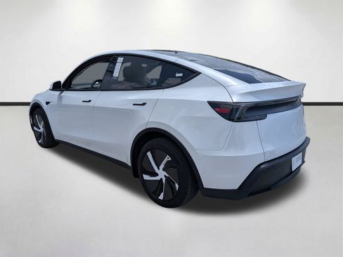 Used 2026 Tesla Model Y AWD image 6