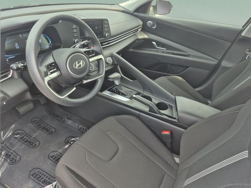 Certified 2025 Hyundai Elantra SE FWD image 17