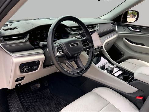 Used 2022 Jeep Grand Cherokee Overland w/ Advanced Protech Group III AWD/4WD image 18