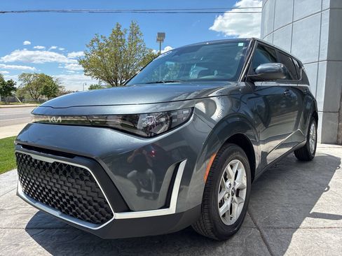 Used 2025 Kia Soul LX w/ LX Technology Package FWD image 3