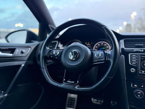 Used 2017 Volkswagen Golf R 4-Door image 24