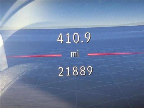 Used 2024 Mercedes-Benz GLC 300 4MATIC image 11