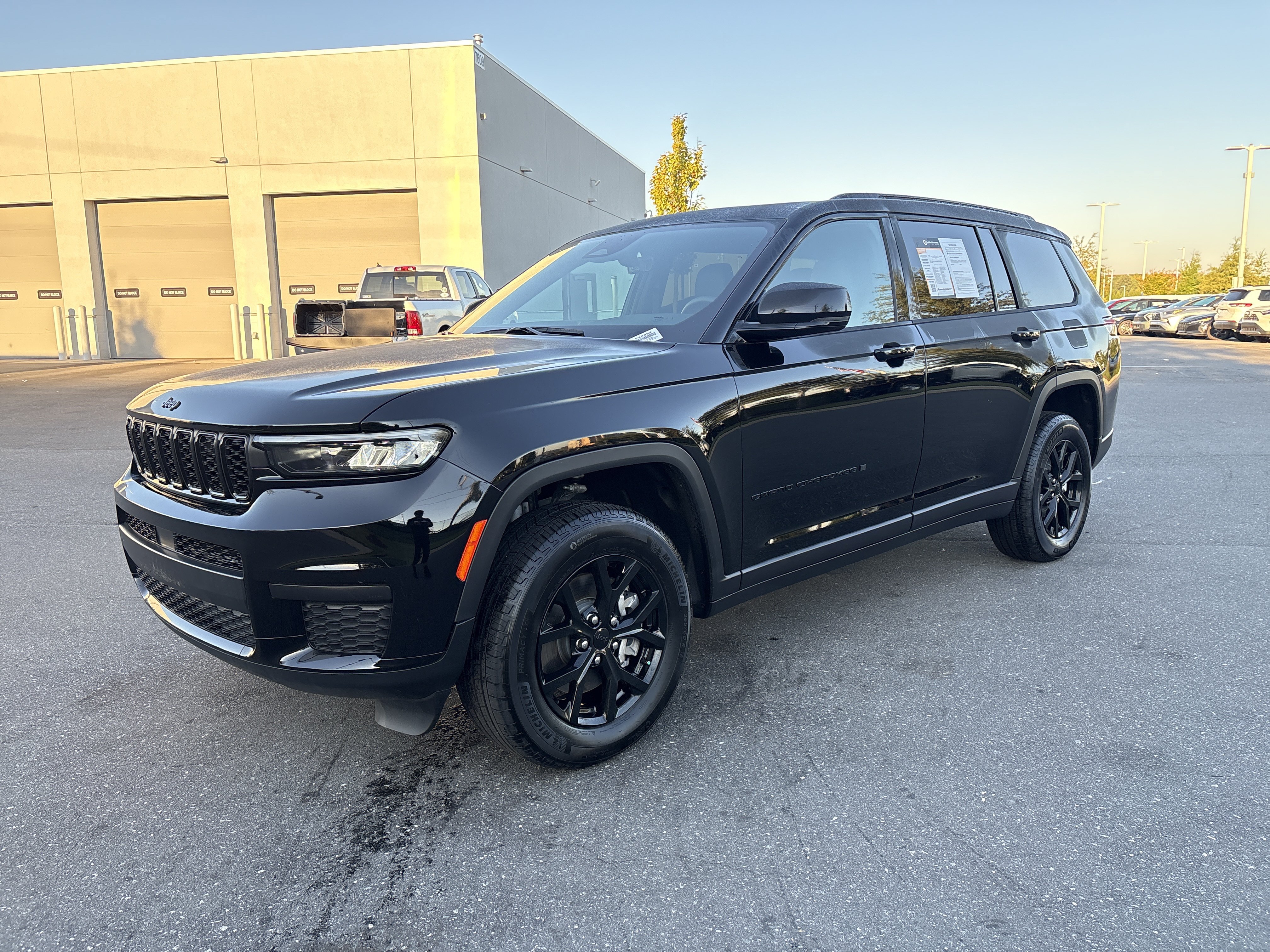 Used 2025 Jeep Grand Cherokee L Altitude AWD/4WD image 7
