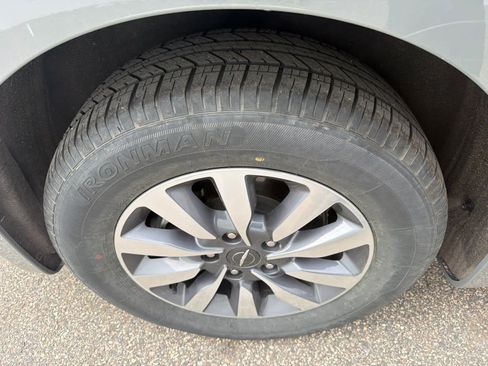 Used 2023 Chrysler Pacifica Touring-L image 9