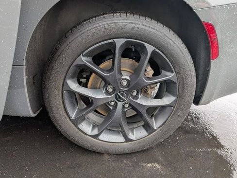 Used 2021 Chrysler Pacifica Limited w/ Uconnect Theater Family Group image 27