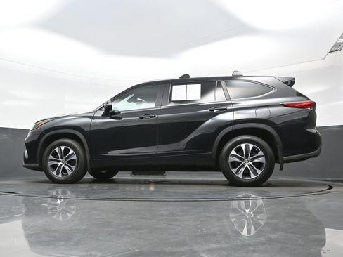 Used 2023 Toyota Highlander XLE AWD/4WD image 30