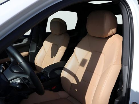 Certified 2025 Porsche Cayenne AWD/4WD image 5