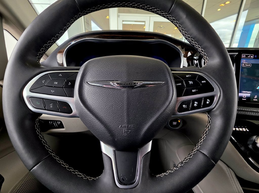 Used 2023 Chrysler Pacifica Limited FWD image 27