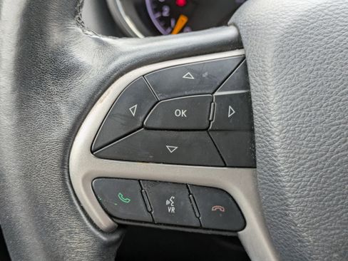 Used 2019 Jeep Grand Cherokee Laredo w/ Laredo X Package RWD image 13
