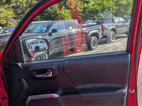Used 2019 Toyota Tacoma Limited AWD/4WD image 18