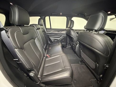 Used 2025 Jeep Grand Cherokee Limited image 8