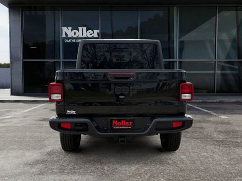 Used 2022 Jeep Gladiator Sport AWD/4WD image 3