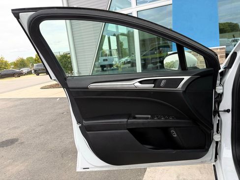 Used 2020 Ford Fusion SE image 15