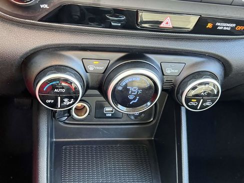 Used 2021 Hyundai Venue SEL image 27