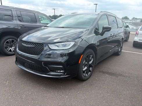 Certified 2025 Chrysler Pacifica Limited FWD image 3