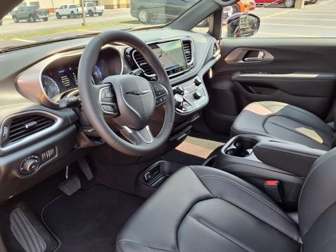 New 2026 Chrysler Pacifica Select image 13