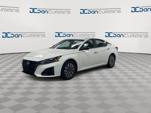 Used 2025 Nissan Altima 2.5 SV FWD image 4