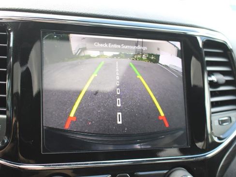 Used 2020 Jeep Grand Cherokee Altitude image 19