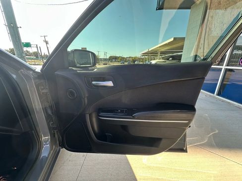 Used 2018 Dodge Charger SXT image 31