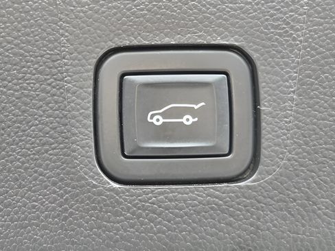 Used 2021 Chevrolet Traverse RS FWD image 14