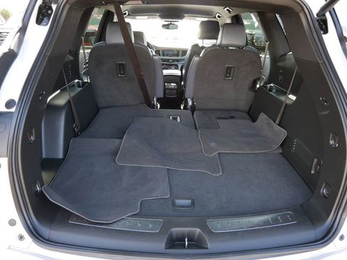 Used 2023 Buick Enclave Essence image 10